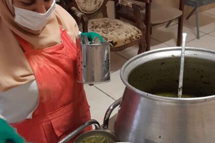 سرو غذای سنتی در مرکز