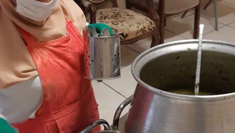 سرو غذای سنتی در مرکز