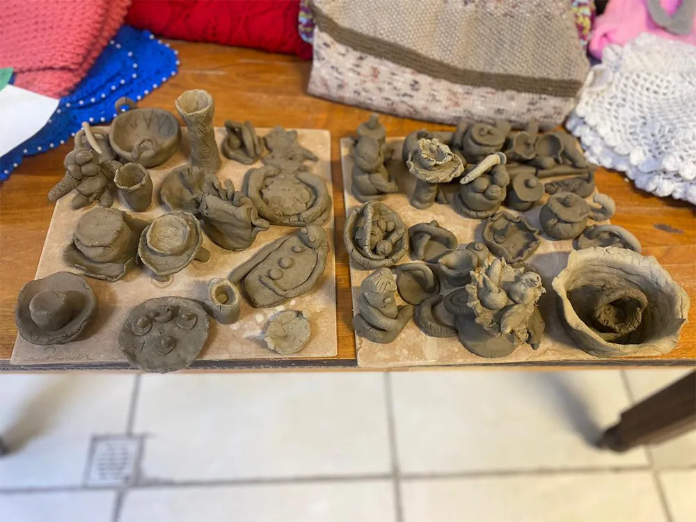 کلاس هنر دستی سفالگری در خانه سالمندان