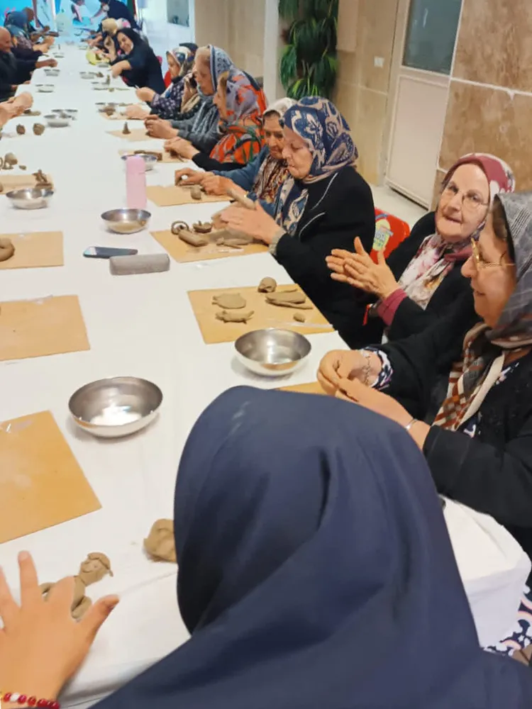 کلاس هنر دستی سفالگری در خانه سالمندان
