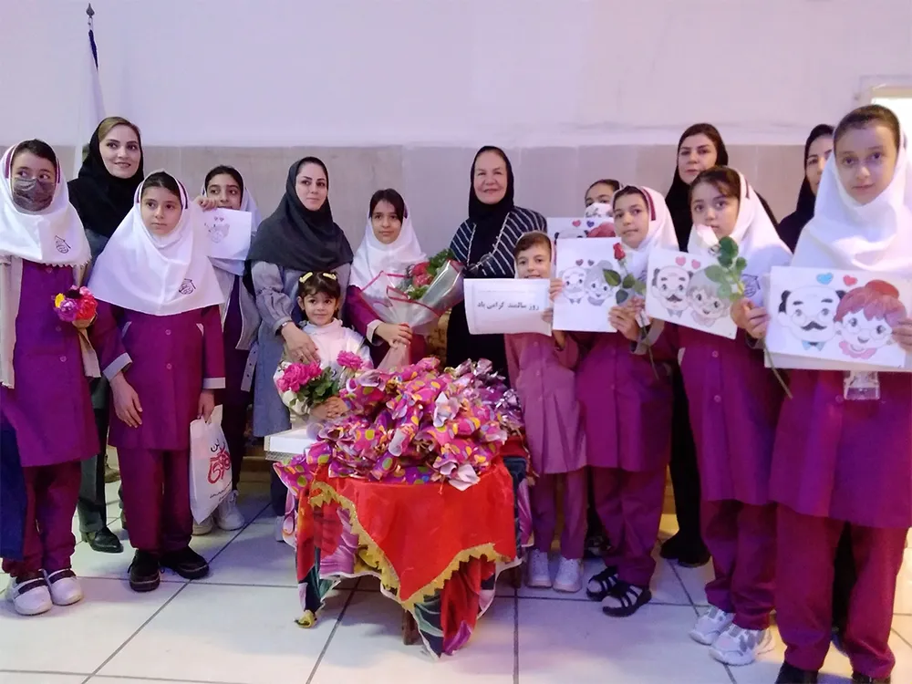 بازدید دانش آموزان مدرسه شایستگان و فرشتگان به مناسبت روز جهانی سالمندان
