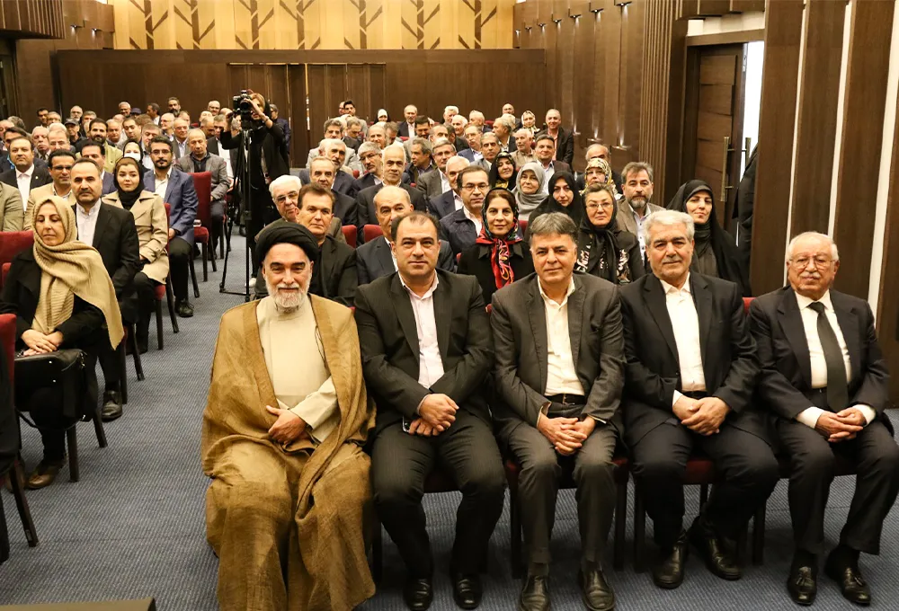 آیین دیدار نوروزی خویی‌های مقیم تهران در هتل تهران رویال
مراسم دیدار نوروزی خویی‌های مقیم تهران در روز جمعه ۲۹ فروردین ماه ۱۴۰۴ در تالار زمرد مجموعه فاخر هتل تهران رویال برگزار شد. این مراسم با حضور جمع کثیری از همشهریان و فرهیختگان خویی، همچنین مدیرعامل و رئیس هیات مدیره مجمع خویی‌های مقیم تهران و تبریز، رئیس هیات مدیره مجمع خیرین سلامت خوی، و رئیس دانشکده علوم پزشکی خوی برگزار گردید.
آغاز مراسم با تبریک سال نو و قدردانی از همکاری‌ها
در ابتدای مراسم، حضرت حجه‌الاسلام و المسلمین دکتر سید طاها مرقاتی خویی، رئیس محترم هیئت مدیره مجمع خیرین سلامت خوی و مجمع خویی‌ها، ضمن تبریک سال جدید به حضار، برای همه حاضران سالی پر از موفقیت و سلامتی آرزو کردند. ایشان همچنین از جناب آقای مهندس خانه‌دانی، مدیر محترم هتل تهران رویال و از تجار خویی ساکن تهران به‌خاطر همکاری‌های مستمر در نشست‌های توسعه خوی در این مجموعه تشکر و قدردانی کردند.
گزارش رئیس دانشکده علوم پزشکی خوی درباره وضعیت سلامت خوی
در ادامه مراسم، دکتر حبیب‌زاده، رئیس دانشکده علوم پزشکی خوی، به‌عنوان سخنران ویژه به ارائه گزارشی از عملکرد و اقدامات انجام‌شده در حوزه سلامت خوی پرداخت. ایشان همچنین به کمبودهای موجود در این حوزه اشاره کردند و از فرصت‌های سرمایه‌گذاری در بخش سلامت خوی سخن گفتند. دکتر حبیب‌زاده تأکید کردند که دانشکده علوم پزشکی خوی از سرمایه‌گذاران در این زمینه حمایت‌های لازم را به عمل خواهد آورد.
قرائت اشعار زیبا از استاد پیشکسوت شعر و ادب، سید محمدحسن ناصحی
در ادامه، استاد پیشکسوت شعر و ادب، آقای سید محمدحسن ناصحی، اشعاری زیبا در وصف خوی برای حضار قرائت کردند. اشعار ایشان فضای مراسم را پر از شور و نشاط کرده و حضار را به یاد وطن و یادگارهای آن انداخت.
مراسم با امضای تفاهم‌نامه همکاری بین دو مجمع و یادگاری به پایان رسید
در بخش پایانی مراسم، جناب سرهنگ اروجلو، رئیس محترم هیات مدیره مجمع خویی‌های مقیم تبریز، از اقدامات مهم انجام‌شده توسط مجمع خویی‌های مقیم تبریز از جمله تملک زمینی در بهترین نقطه تبریز برای احداث مسجد و حسینیه خویی‌ها سخن گفت. سپس، تفاهم‌نامه همکاری بین دو مجمع خویی‌های مقیم تهران و تبریز امضا شد.
مراسم با گرفتن عکس یادگاری از کلیه شرکت‌کنندگان به پایان رسید.
جمع‌بندی:
این مراسم نمادی از اتحاد و همدلی خویی‌ها در سطح ملی بود که با همکاری و مشارکت فعال افراد مختلف در جهت توسعه و پیشرفت خوی برگزار شد. تلاش‌های خیرین و همکاری‌های بین‌المللی در راستای بهبود وضعیت سلامت و رفاه جامعه، چشم‌اندازی روشن برای آینده خوی و مناطق اطراف آن به ارمغان می‌آورد.

