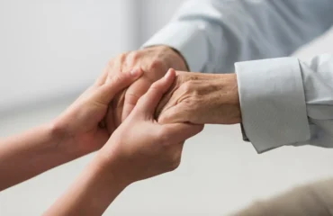 مشارکت در امور خیریه؛ چگونه می‌توانید به سالمندان کمک کنید؟