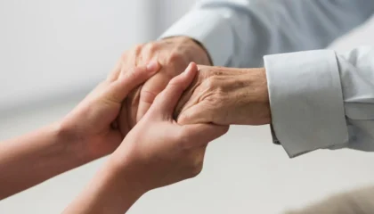 مشارکت در امور خیریه؛ چگونه می‌توانید به سالمندان کمک کنید؟